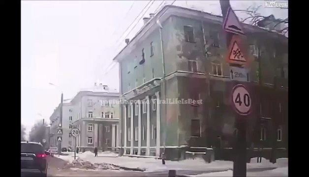 Ce piéton passe à 2 doigts du pire... Bloc de glace tombé du toit