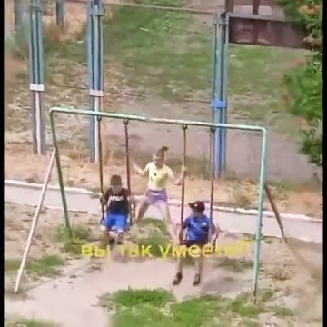 Une gamine en mode Jean Claude Van Damme sur une balançoire