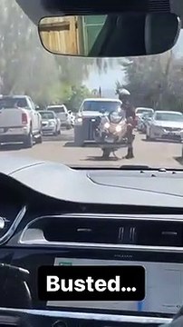 Un policier veut contrôler une voiture autonome