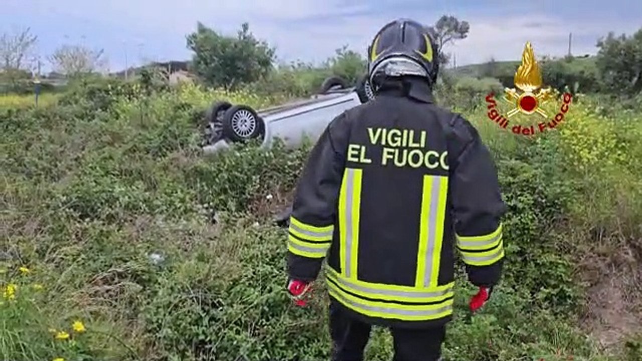 Statale 106 a Cirò Marina, auto finisce fuori strada: ferito un 31enne