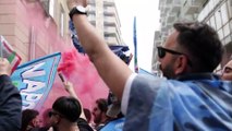 Napoli in festa: a via Toledo spunta un Maradona che palleggia