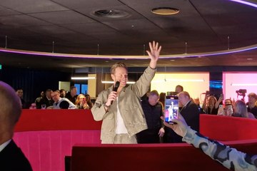 Olly Murs delights unsuspecting fans in Leeds with surprise performance