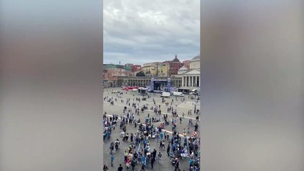 Napoli, i tifosi arrivano in piazza del Plebiscito