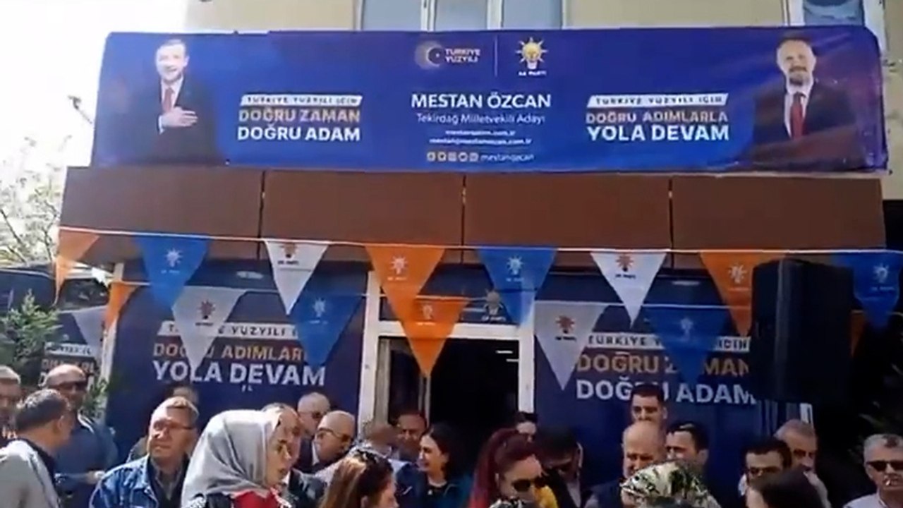 AKP milletvekili adayının seçim bürosu açılışında, Ahmet Davutoğlu için bestelenen şarkı çalındı