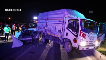 Uşak'ta otomobil ile kamyonetin çarpışması sonucu biri ağır 5 kişi yaralandı