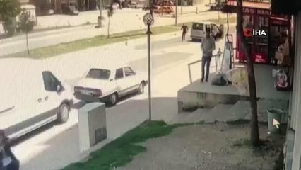 Okuldan dönen çocuğa araba çarptı, yaralanan çocuk koşarak gittiği kaldırımda oturdu...O anlar kamerada