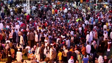 شاهد: فوضى مع محاولة آلاف رعايا الدول الأجنبية مغادرة السودان بحرا