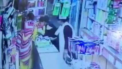 बेटी ने चुराया मेकअप का सामान, माँ ने भी दिया साथ, वारदात सीसीटीवी में कैद