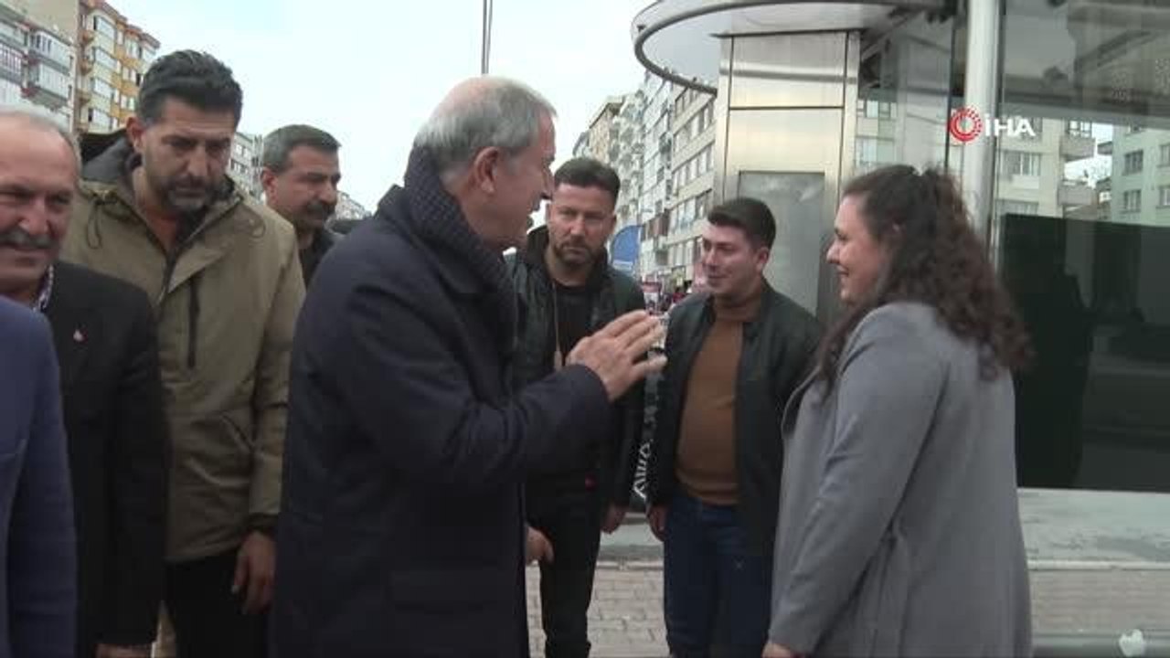 Bakan Akar, öğrencilerle bir araya geldi