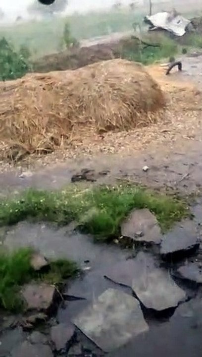 Video: 24 घंटे से हो रही बारिश, चने के बराबर गि...