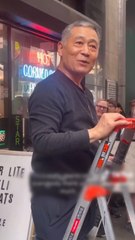 뉴욕 브로드웨이 한인 델리, 40년 만에 문 닫으며 배우와 스태프들의 이별 축하 🎉