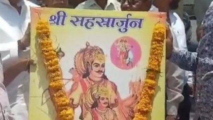 उज्जैन: बागेश्वर धाम संत द्वारा सहस्रबाहु पर आपत्तिजनक टिप्पणी को लेकर एसपी को सौंपा ज्ञापन