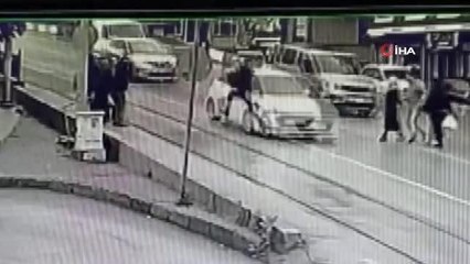 Yolun karşına geçmeye çalışan adama otomobil çarptı... O anlar kamerada