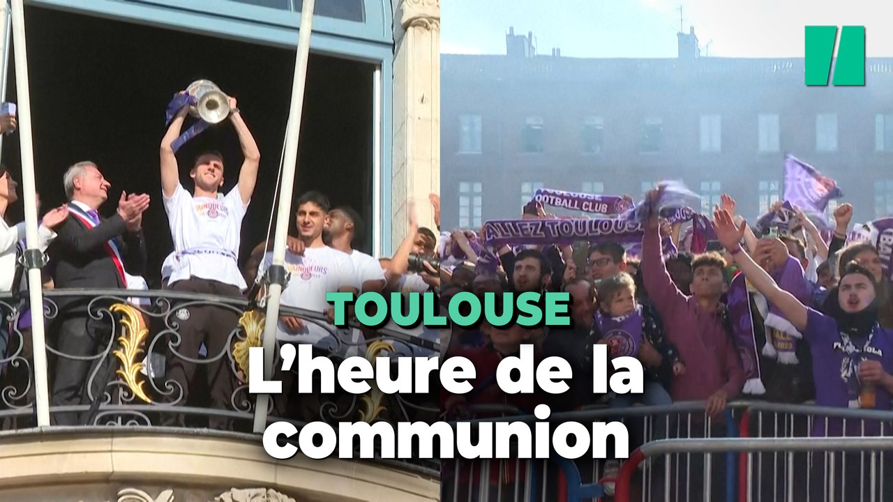 Au Capitole à Toulouse, les joueurs du TFC et la Coupe de France fêtés par 18 000 supporters