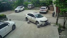 Homem  protagonista de um estacionamento surreal