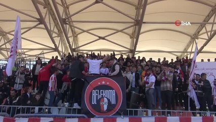 3 ay önce Bilecikspor maçında tanıştılar, aynı statta taraftarın önünde evlenme teklifi etti