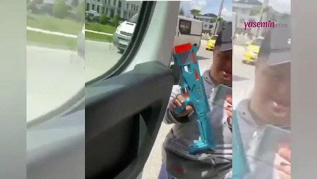 Down sendromlu gencin mutlu anları! Eline oyuncak tabancı alarak trafik polisi olan...