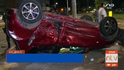 Vehículo impacto contra un semáforo en la Av. Pirí