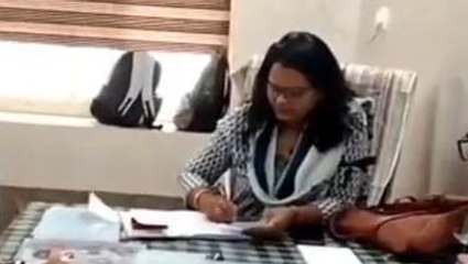 नीमच: शासकीय चिकित्सकों ने काली पट्टी बांधकर किया विरोध प्रदर्शन, देखें खबर