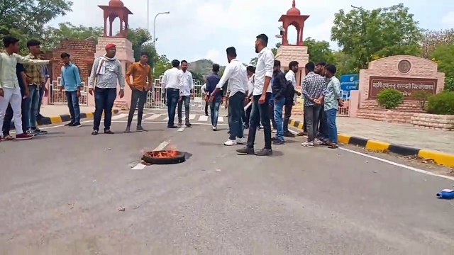 Video Agitation: स्टूडेंट्स ने किया यूनिवर्सिटी कैंपस में प्रदर्शन