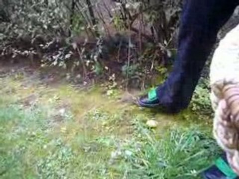 Maya cherche les oeufs de Pâques