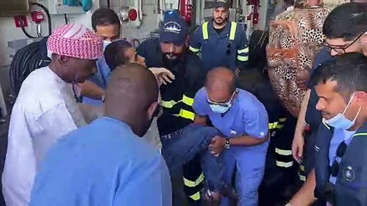 حملوه بالأيدي.. بالفيديو طاقم سفينة القوات البحرية "الدرعية" لإجلاء الرعايا يجسد مشهدًا إنسانيًا