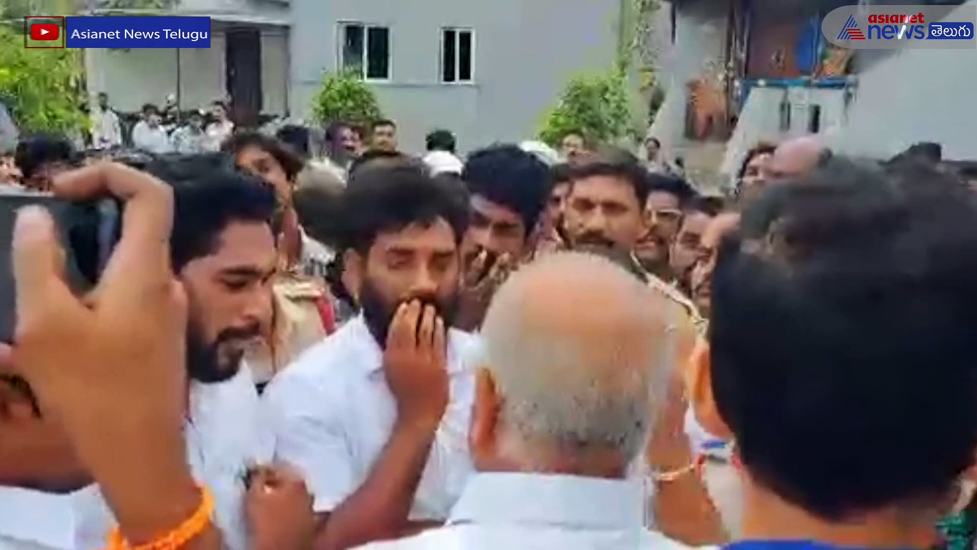 గడపగడపకు కార్యక్రమంలో వైసీపీ ఎమ్మెల్యేని నిలదీసిన సొంత పార్టీ కార్యకర్తలు... ఉద్రిక్తత 