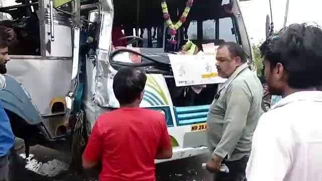 बस -ट्रक की टक्कर, बाल- बाल बचे यात्री