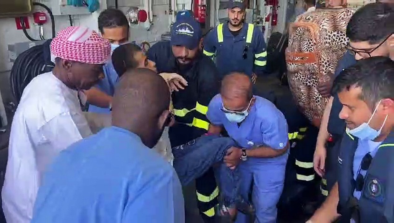 مقطع يوثق موقفًا إنسانيًا لقوات البحرية السعودية خلال عملية الإجلاء من ميناء بورتسودان