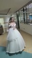 Vestida de noiva, neta visita avó no hospital antes do casamento em SC
