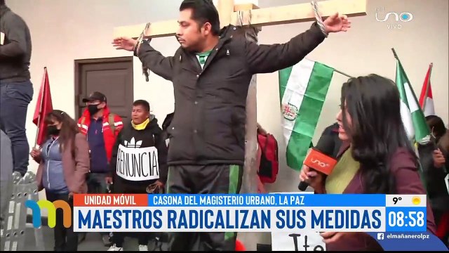 Maestros urbanos se crucifican como extrema medida para ser escuchados por el Gobierno