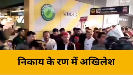 अखिलेश यादव ने मेट्रो में सफर कर मांगे वोट, गिनाई सपा सरकार की उपलब्धियां