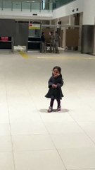 Bir Hava Kuvvetleri Personelinin, depremzede küçük bir kızla kovalamaca oynadığı anlar