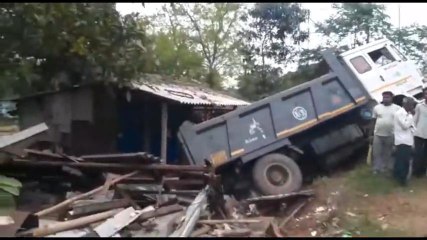 পঃ মেদিনীপুর: নিয়ন্ত্রণ হারিয়ে বিশাল ডাম্পার ঢুকল দোকানে, রক্ত ঝরিয়ে ১ জন ভর্তি হাসপাতালে
