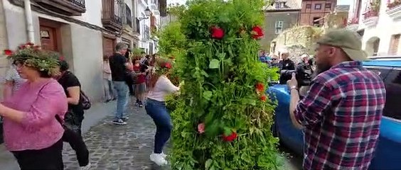Los Maios han vuelto a recorrer las calles de Villafranca del Bierzo para celebrar el fin de un ciclo y la llegada a la primavera