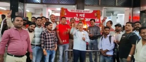 रेलवे स्टेशन पर भी एप्लाइज यूनियन ने कर्मियों ने दी श्रद्धांजलि