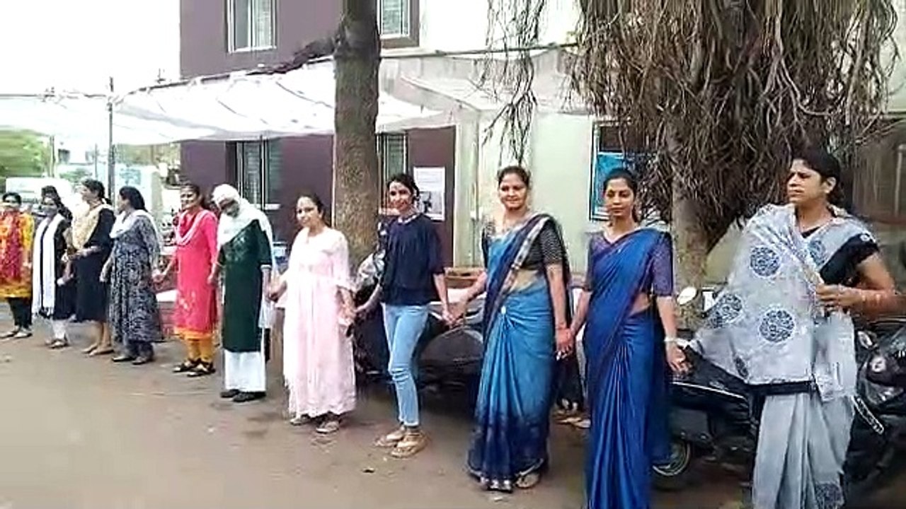 संविदा स्वास्थ्य कर्मचारी संघ ने हड़ताल के 12 वें दिन काले कपड़े पहन बनाई मानव श्रंखला