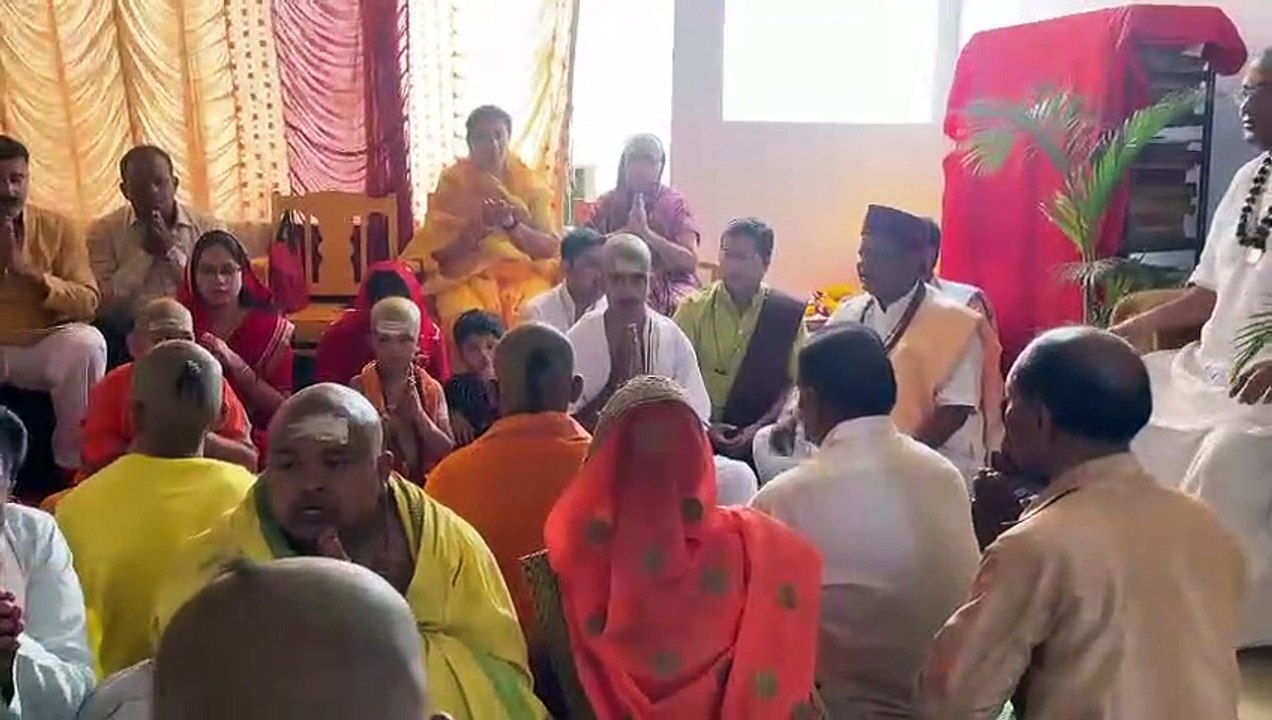 आचार्य सोमेश परसाई के निवास मणिद्वीप मे 41 बाल बटूकों‌ का सामूहिक उपनयन संस्कार हुआ