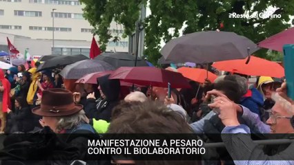 Pesaro, manifestazione contro il biolaboratorio: il corteo