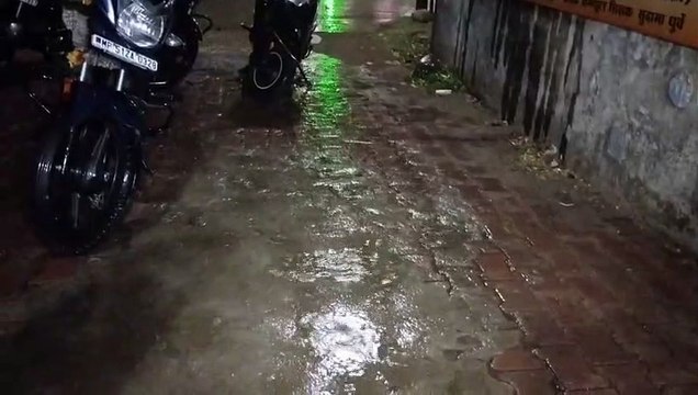 बैशाख में असाढ़ जैसे हालात, शाम होते ही पड़ रहीं बौछारें, सड़कों पर मचा कीचड़