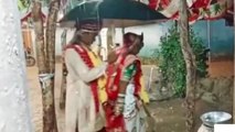 Viral: बारिश के बीच हाथ में छाता लेकर दूल्हा-दूल्हन ने लिए फेरे