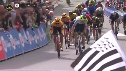 Скачать видео: Tour de Bretagne 2023 - Roel Van Sintmaartensdijk (Circus-ReUz-Technord) remporte au sprint la 7e et dernier étape, Simon Pellaud  (TUDOR Pro Cycling Team) gagne le général !