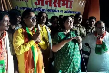 VIDEO: सुल्तानपुर में कीचड़ में फिसलकर गिरीं BJP सांसद मेनका गांधी, शहर के घासीगंज में पहुंची थी प्रचार करने