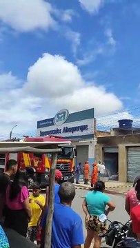 Bombeiros são acionados para controlar chamas em Arapiraca