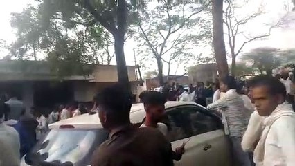 चाकुओं से गोदकर युवक की निर्मम हत्या, ग्रामीणों ने थाना घेरा  देखे Video