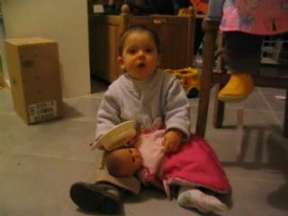 Milan joue à la poupée
