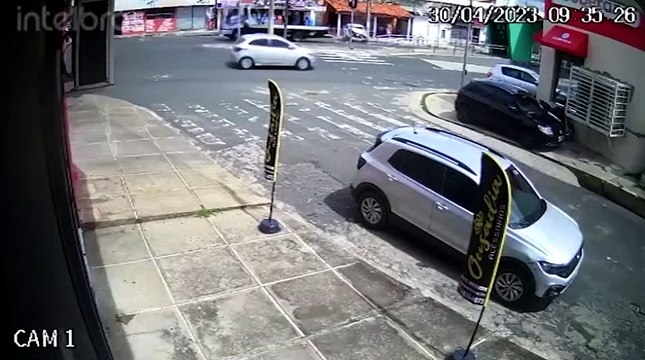 Vídeo mostra colisão que deixou duas pessoas feridas em Teresina