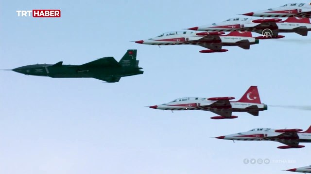 Bayraktar KIZILELMA, SOLOTÜRK ve Türk Yıldızları birlikte uçuş yaptı