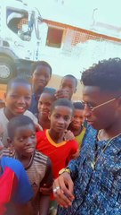 les talibés entonnent en choeur la chanson  "Yeufi Doof" de Baye Mass