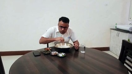 कलेक्टर चंदन कुमार और पुलिस अधीक्षक दीपक झा ने खाया बासी